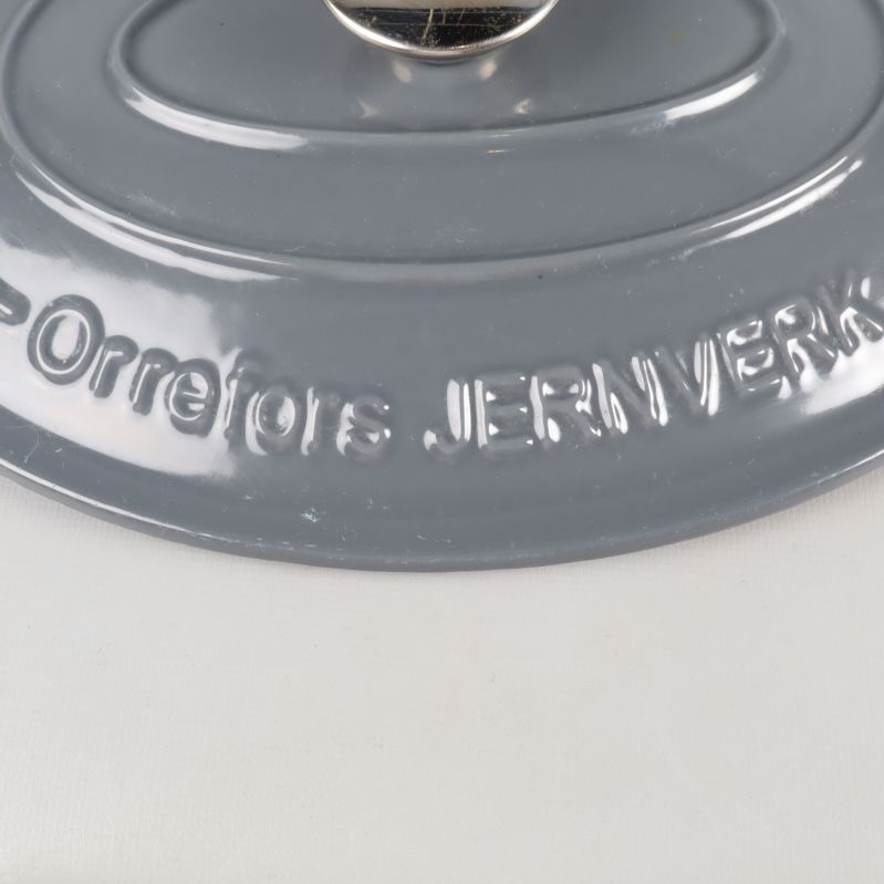 Close-up av Orrefors signatur på locket