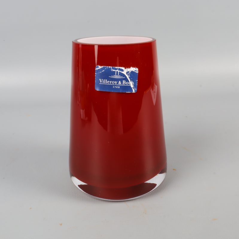 Röd vas med Villeroy & Boch etikett