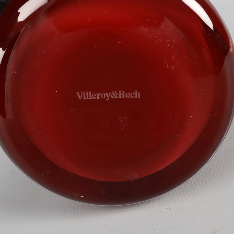 Botten av röd vas med Villeroy&Boch text