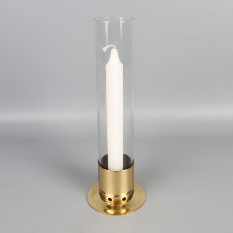 Hög ljusstake med vit ljus