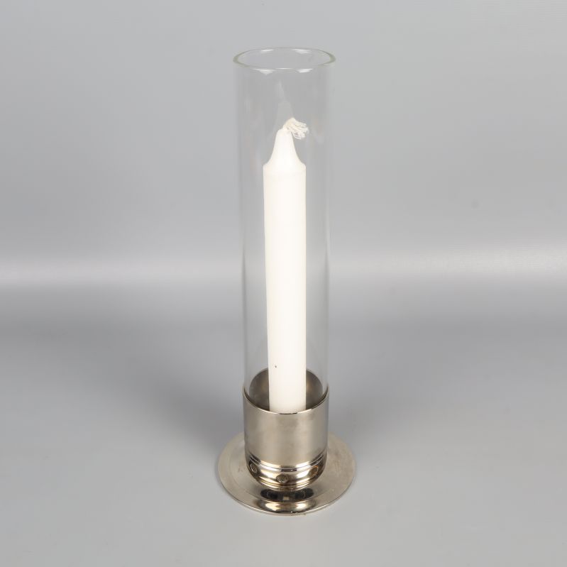Ljusstake av glas och metall med ljus