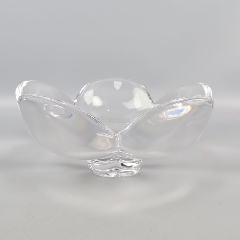 Transparent glasskål med design från sidan