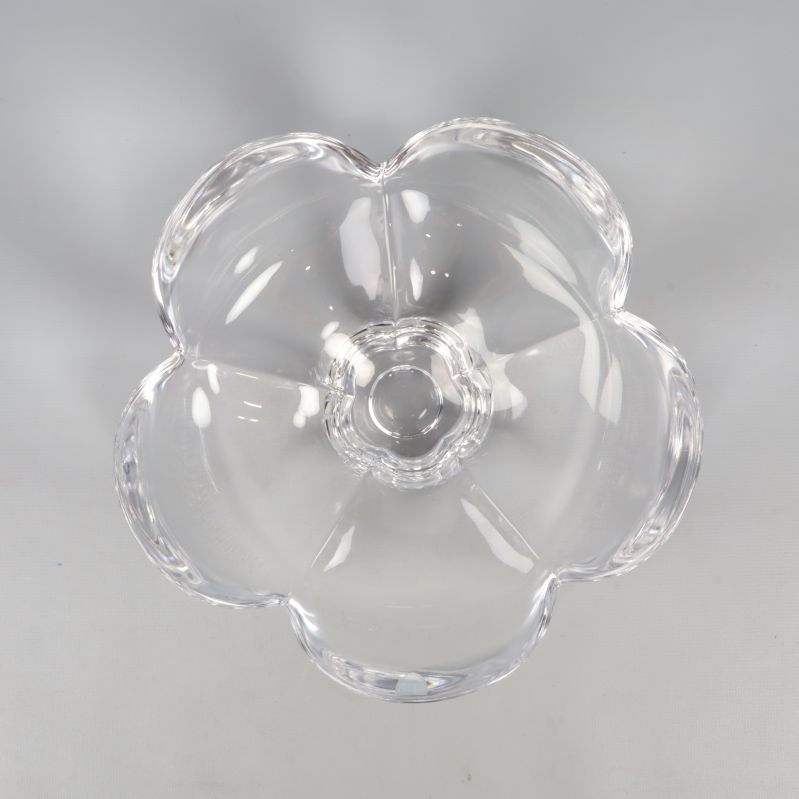 Top-down vy av glasskål med blombladsliknande form