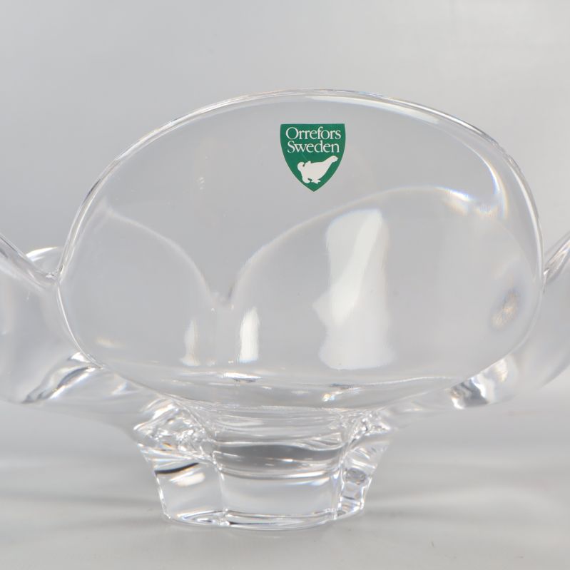 Närbild på Orrefors Sweden etikett på glasvas