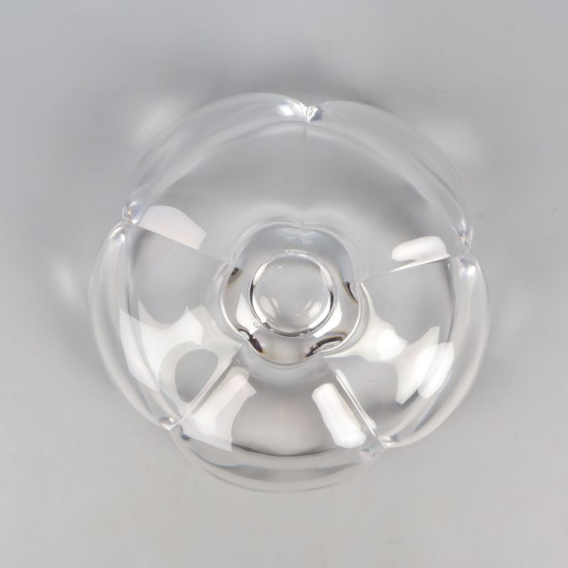 Bottenvy av transparent glasskål med blomform