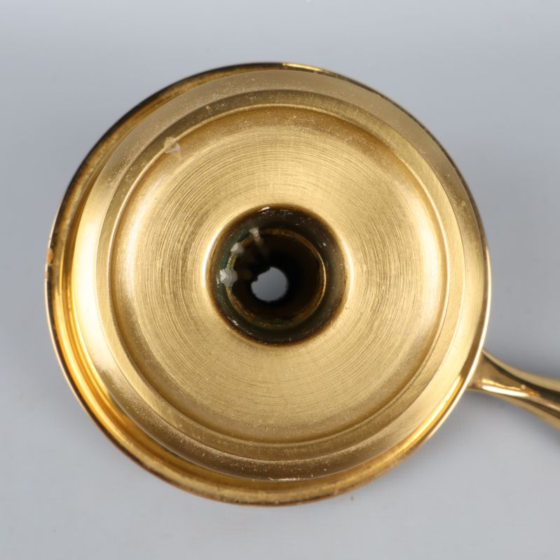 Undersidan av ljusstake i mässing i detalj