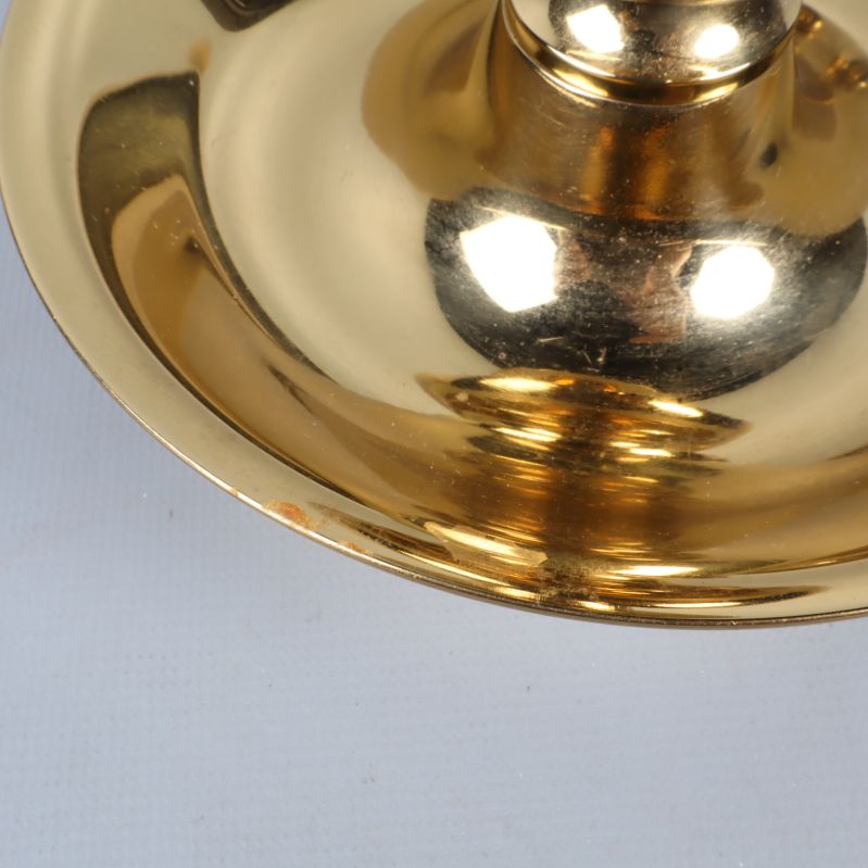 Närbild av ljusstakens mässing yta