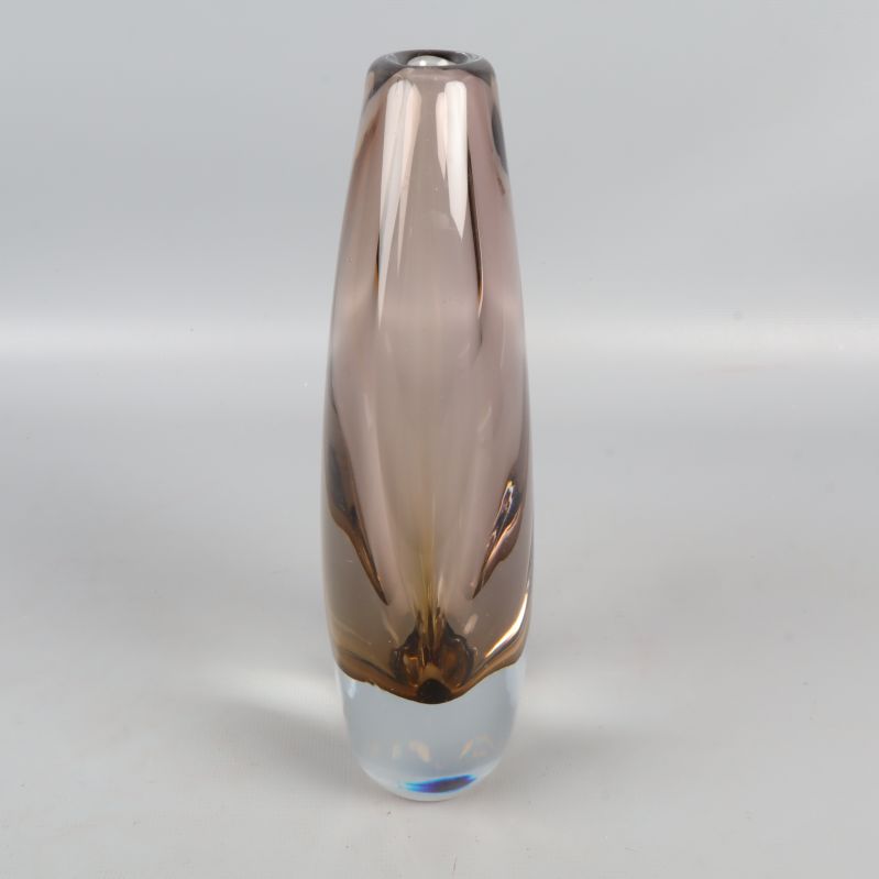 Andra sidan av den eleganta glasvasen