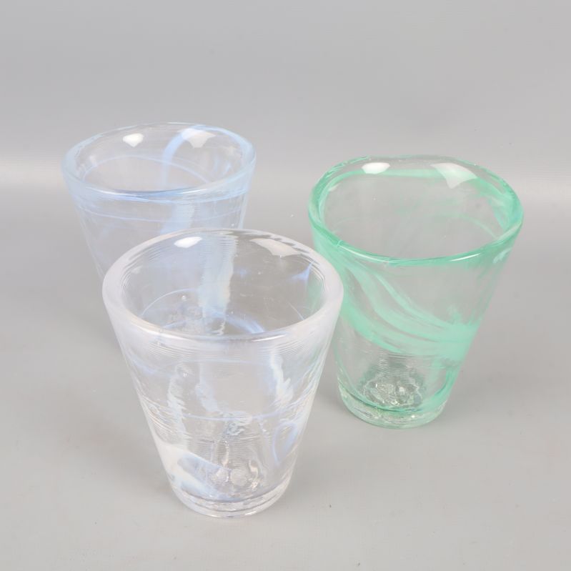 Tre glas i olika färger, grön och blåvit