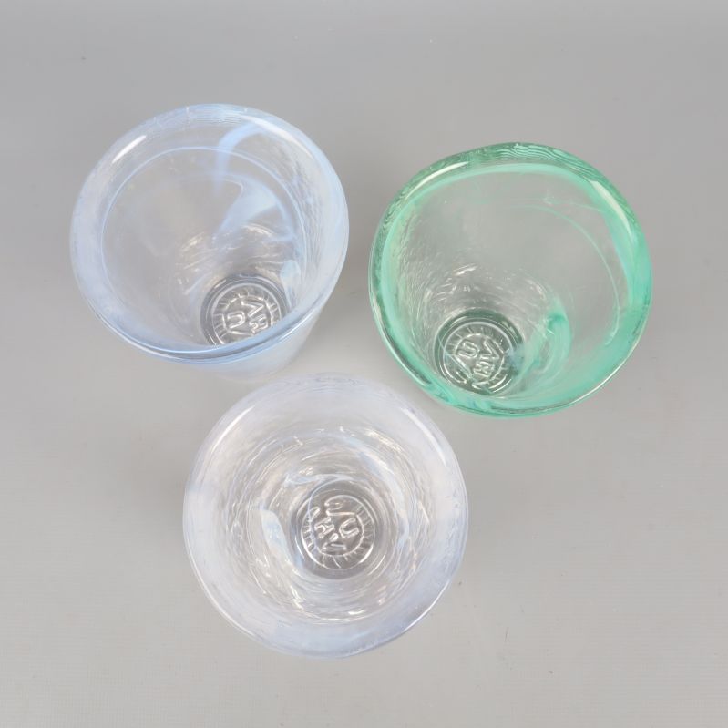 Översiktsvy av tre färgglada glas