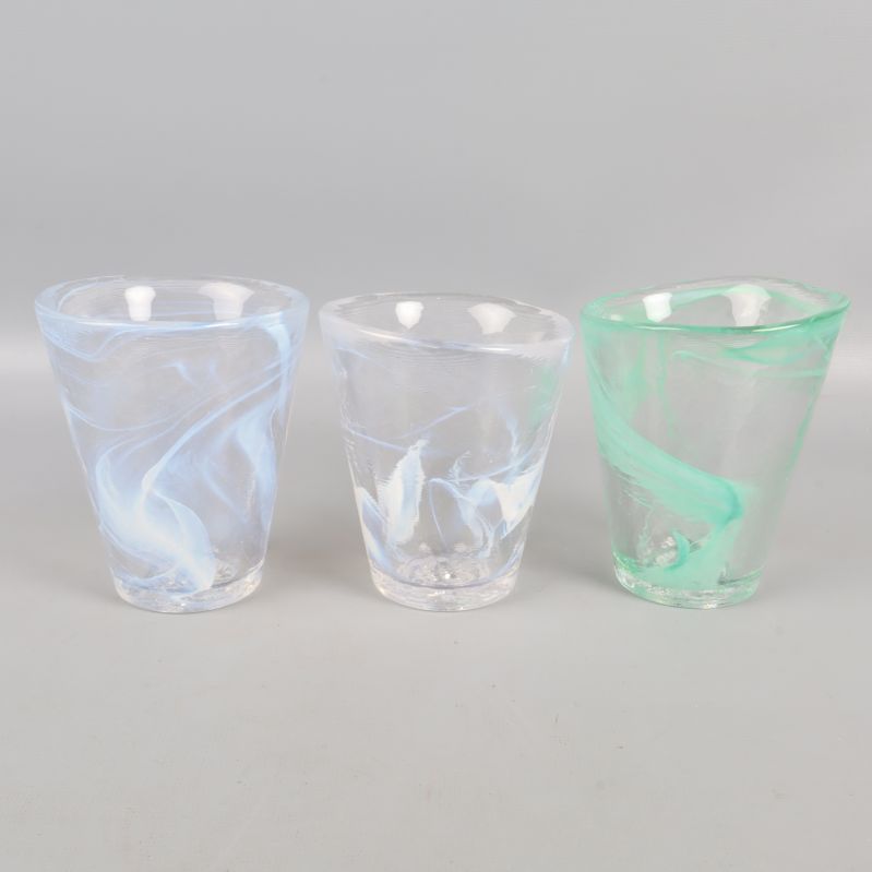 Tre färgglada glas i olika mönster