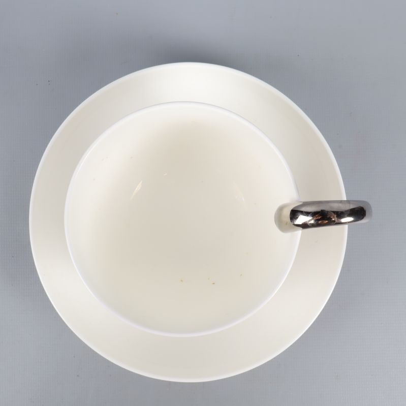 Vit kopp och fat sedd ovanifrån