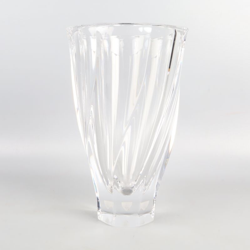Glasvasens frontvy med reflektion
