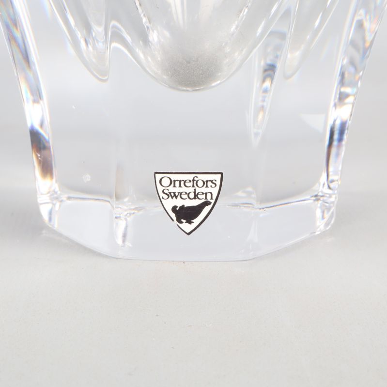 Orrefors logotyp på glasvasen