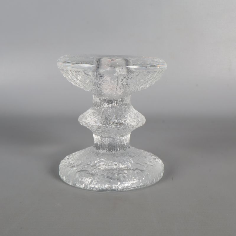Närbild av texturerad glasljusstake