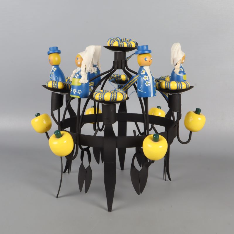 Ljusstake i profilvy med figurer