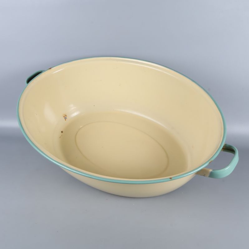 Oval krämfärgad balja med ljusgrön kant