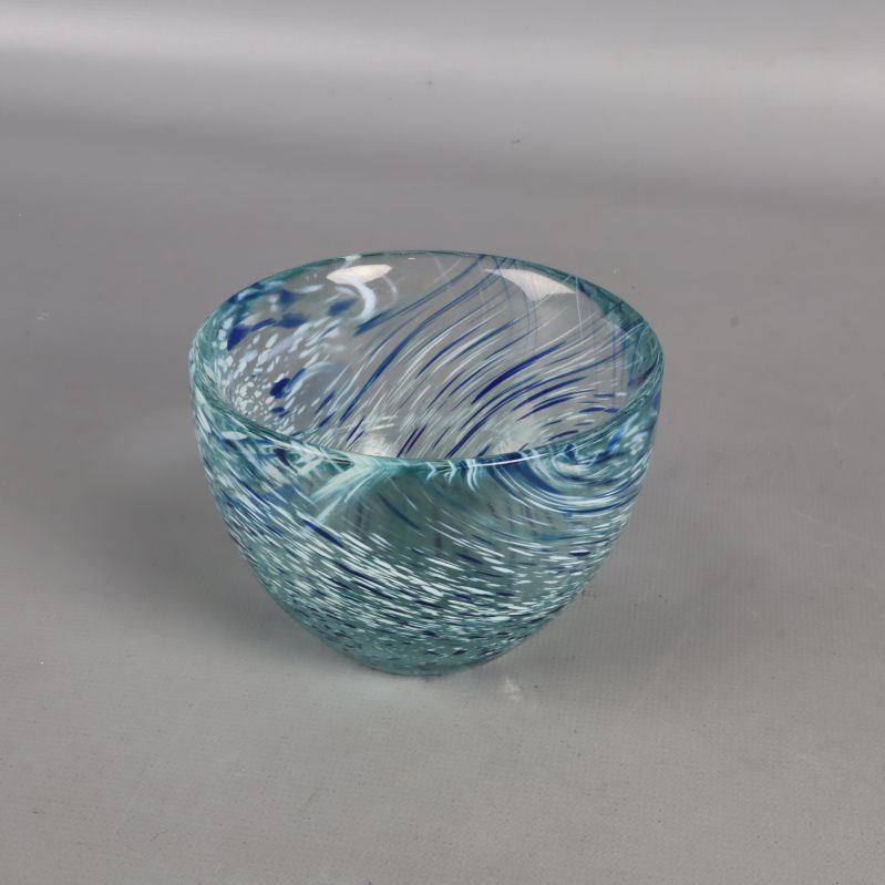 Glasdekoration med blåa och gröna virvlar