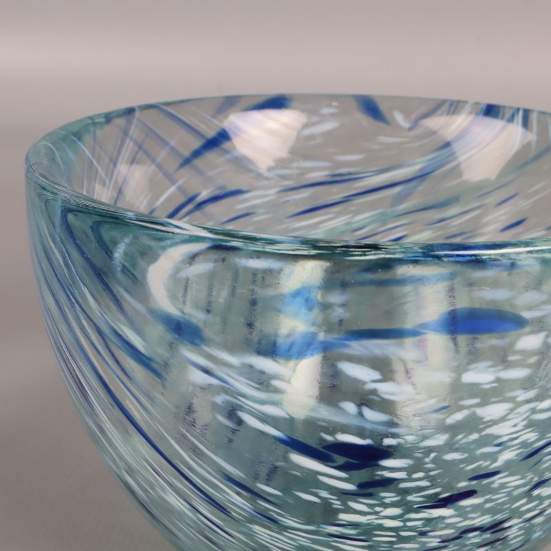 Närbild på glasdekorationens mönster