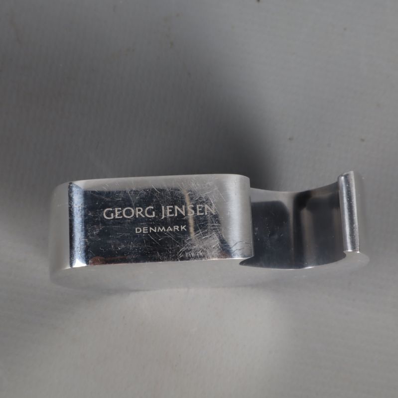 Graverad text på kapsylöppnare från Georg Jensen