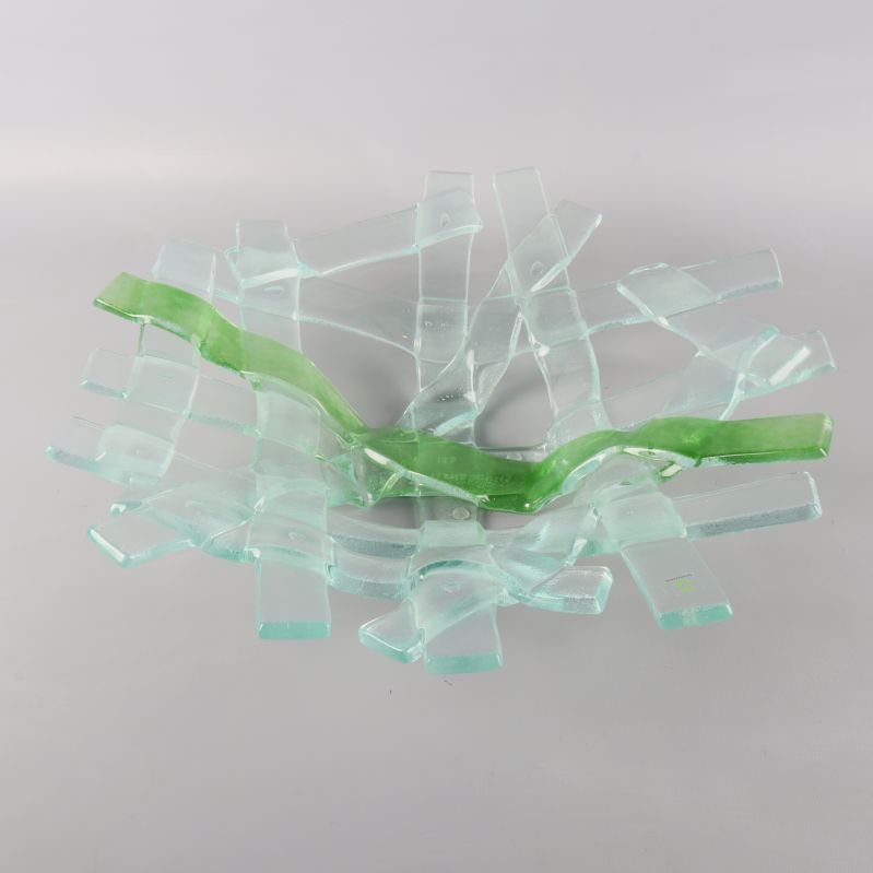 Transparent och grön glasdekoration med rutmönster