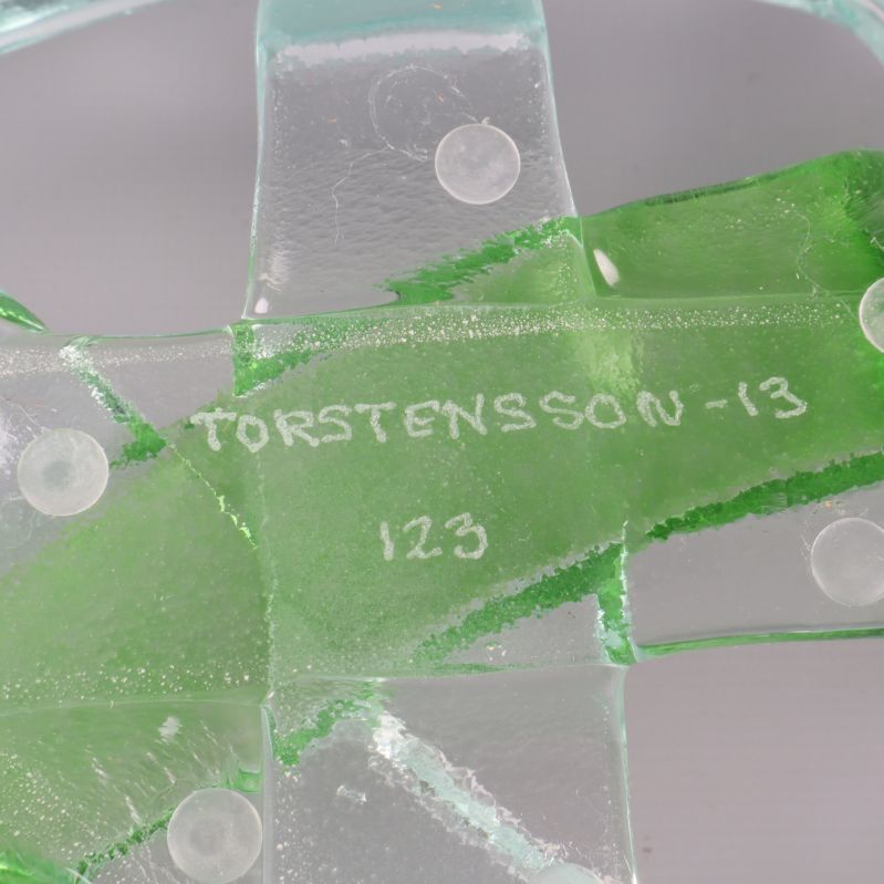 Närbild på signaturen Torstensson-13 på glasdekoration
