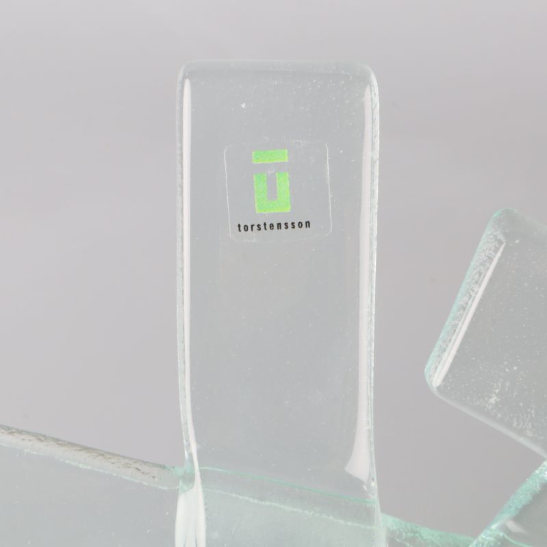 Glasdetalj med Torstensson-logotyp