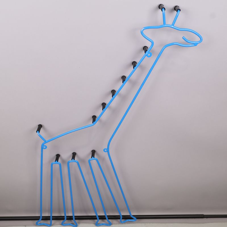 Alternativ vy av giraffformad blå klädhängare