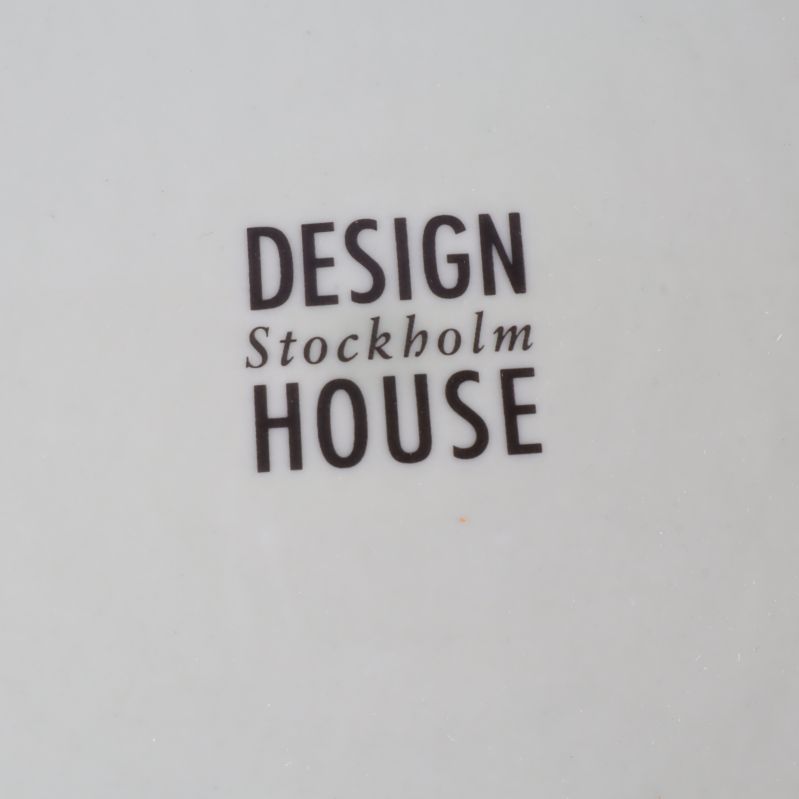 Logotyp Design Stockholm House på baksidan av tallrikar