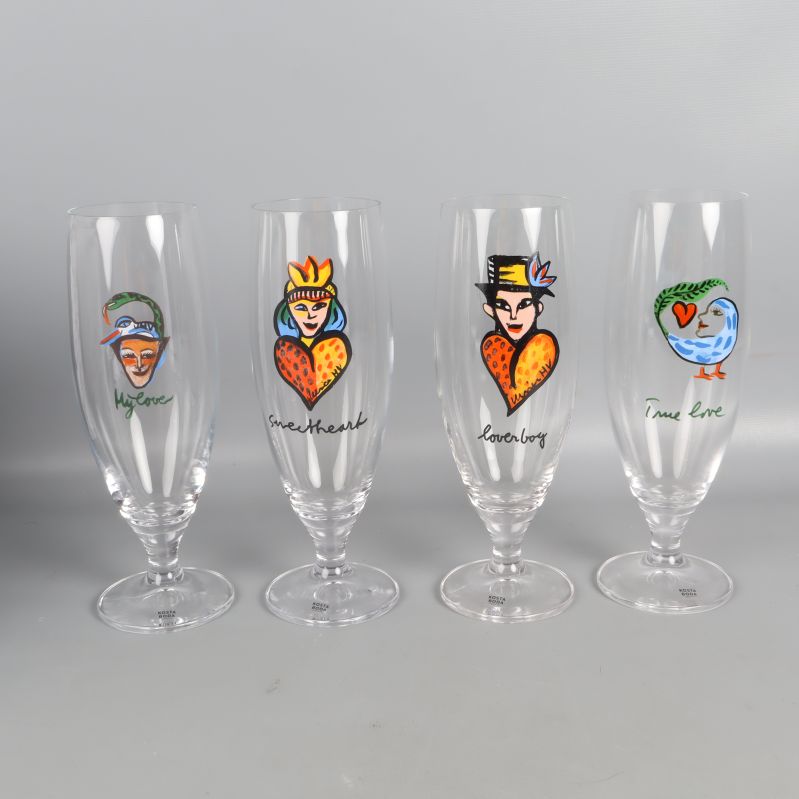 Fyra glas med hjärtformade motiv