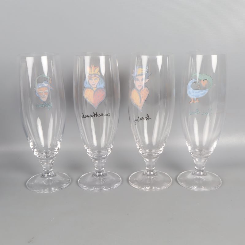 Baksidan av glas med skrivna motiv