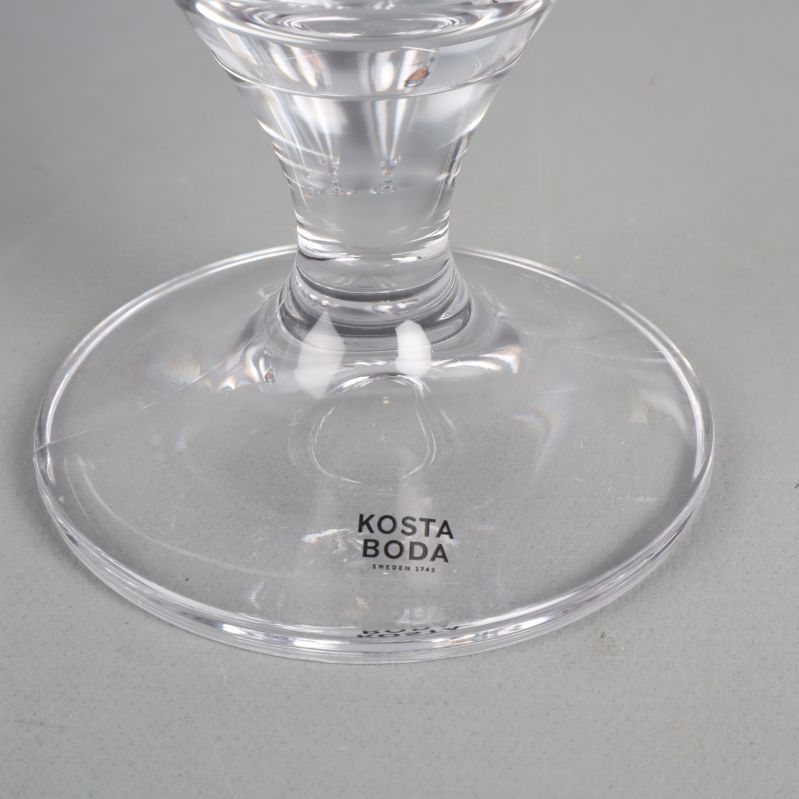 Kosta Boda logotyp på glassets fot