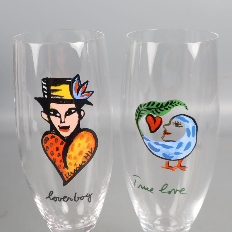 Två glas med fågel- och hattmotiv