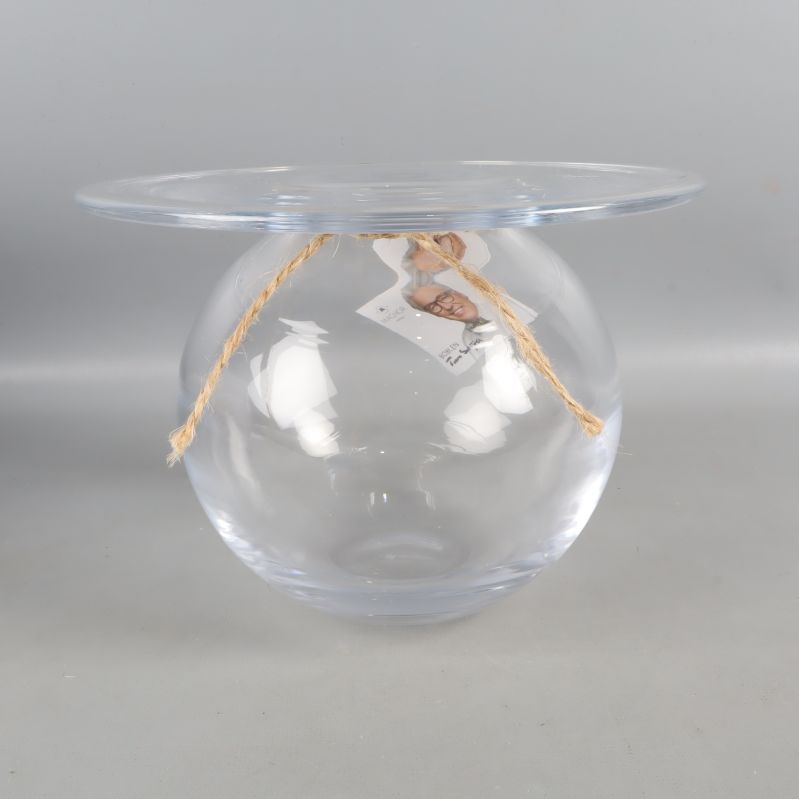 Transparent Magnor glasvas synad från sidan