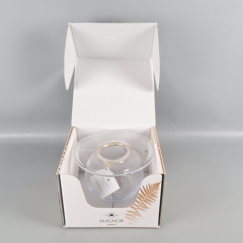 Magnor glasvas i sin öppna förpackning