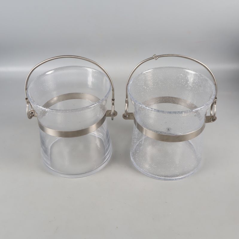 Två ishinkar med metallhandtag uppställda