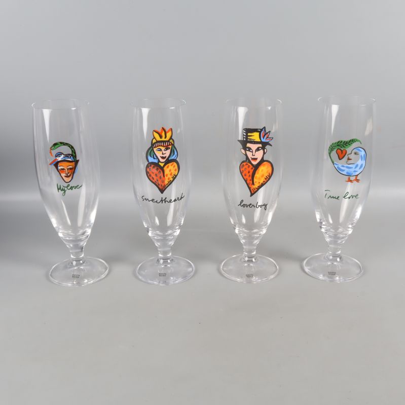 Fyra glas med färgglada mönster