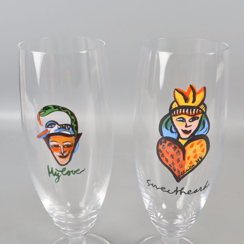 Närbild på glas med illustrationer