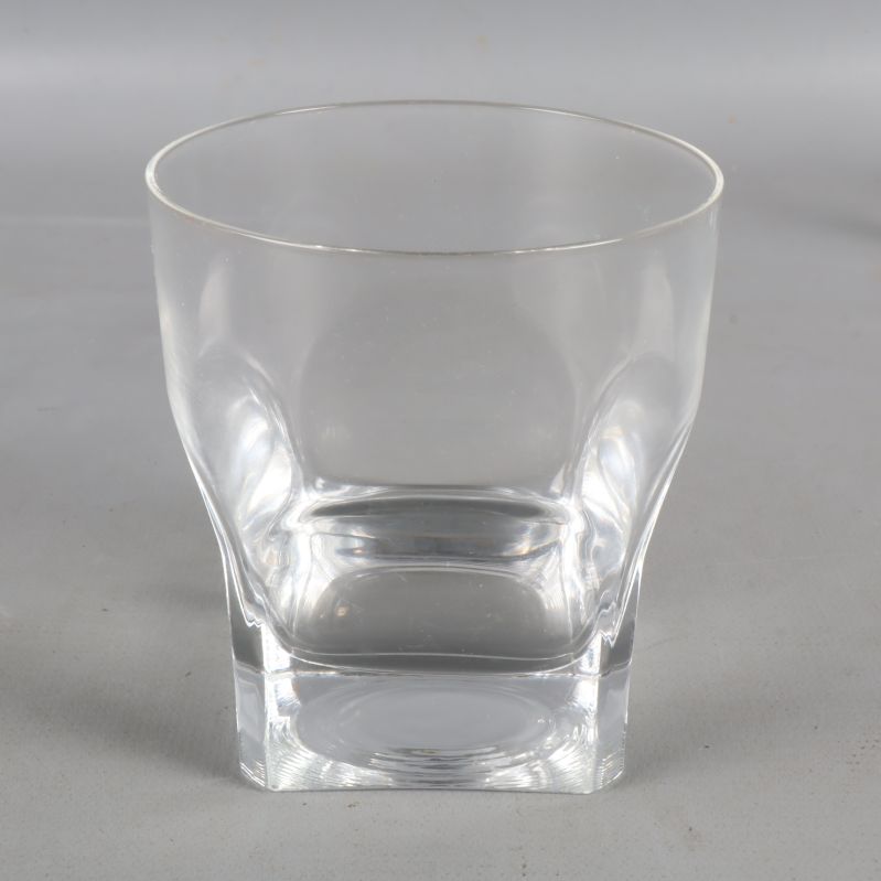 Enstaka klart glas med rundad bas