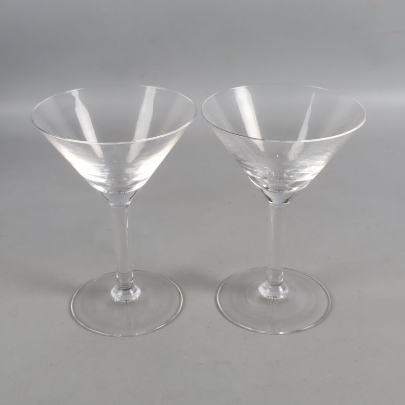 Två enkla martiniglas i glas