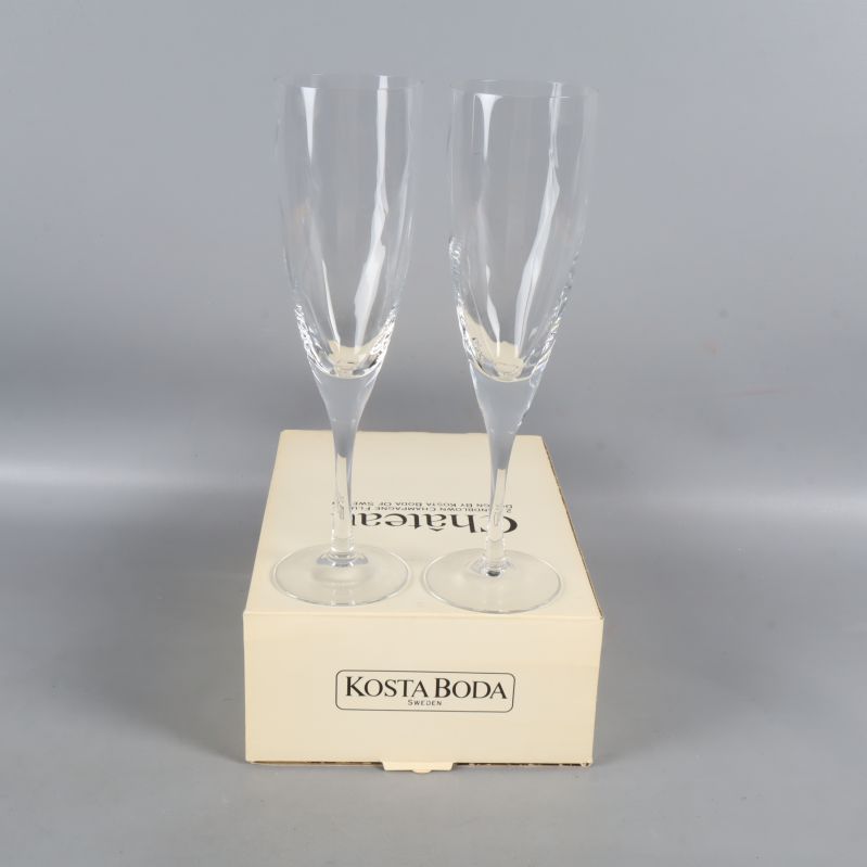 Två champagneglas på en Kosta Boda förpackning