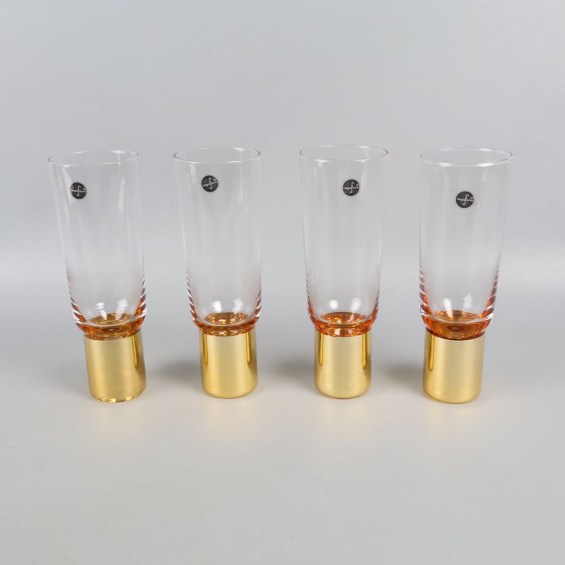 Fyra glas med guldfot i rad