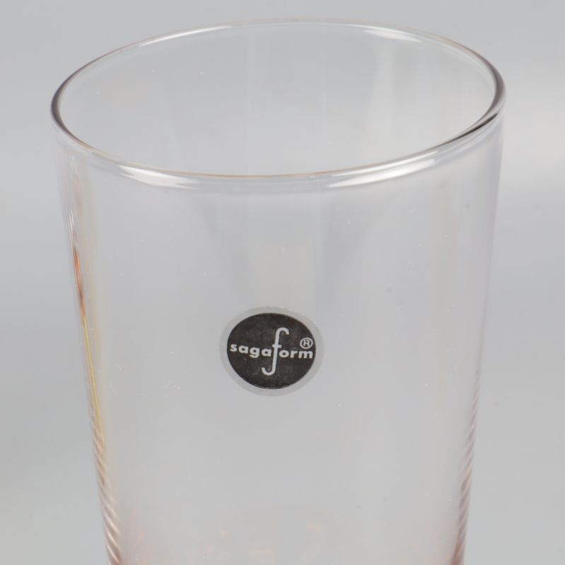 Närbild av glas med logotyp text