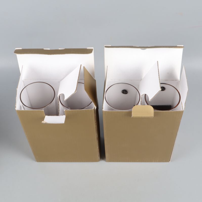 Öppnade förpackningar med två glas i varje