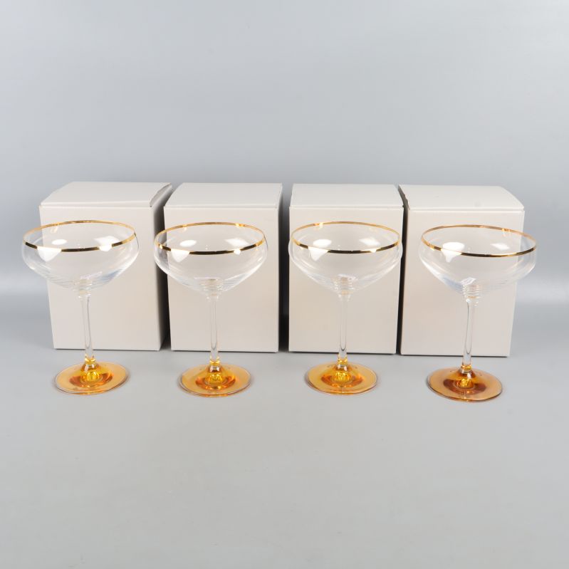 Fyra champagneglas med guldfot