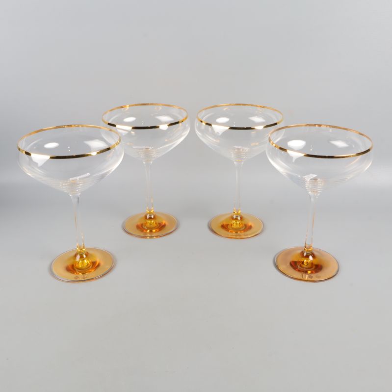 Fyra champagneglas på rad