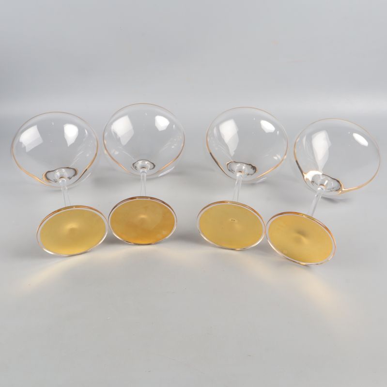Fyra champagneglas liggandes