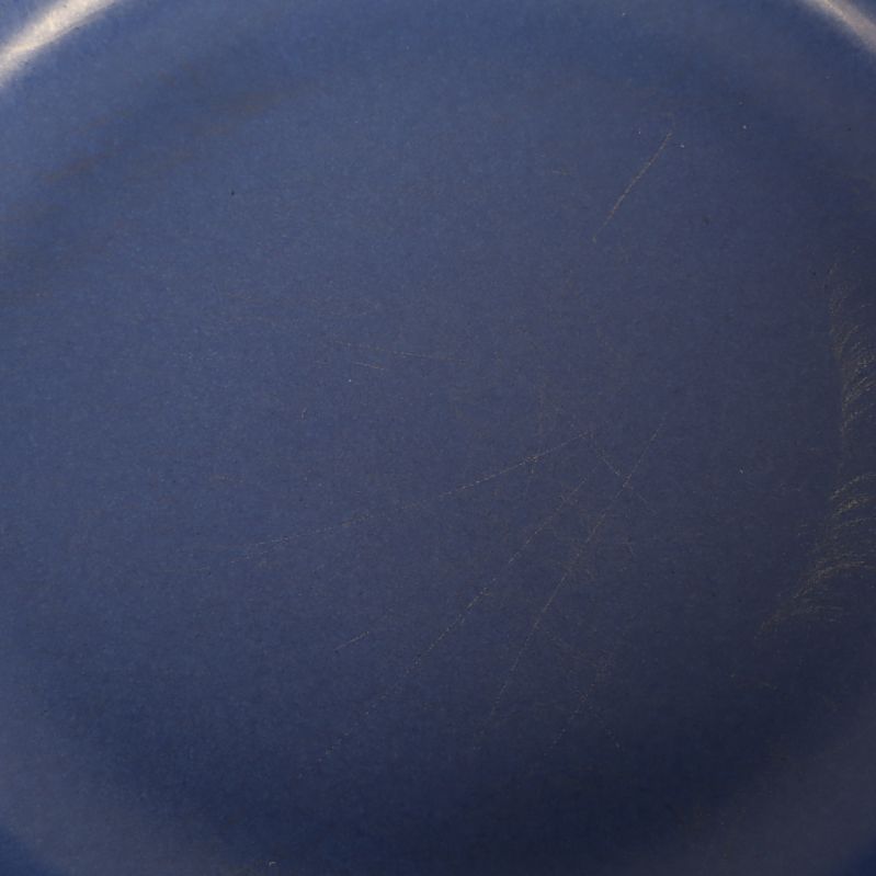 Närbild på repor i botten av blå skål