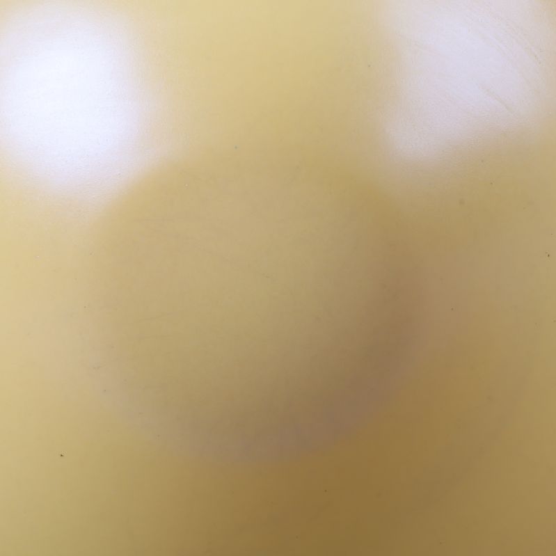 Närbild av repor på skålens insida