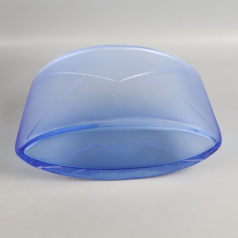 Blå glasvasa synlig från botten